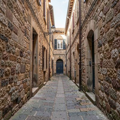 a narrow alley between old stone buildings